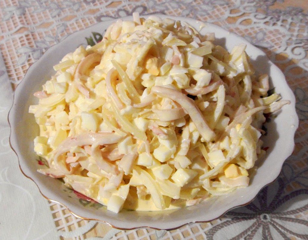 Фотография салата из кальмаров с сыром