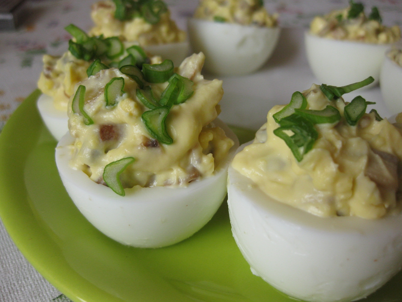 Яйца, фаршированные сельдью и маринованным огурцом